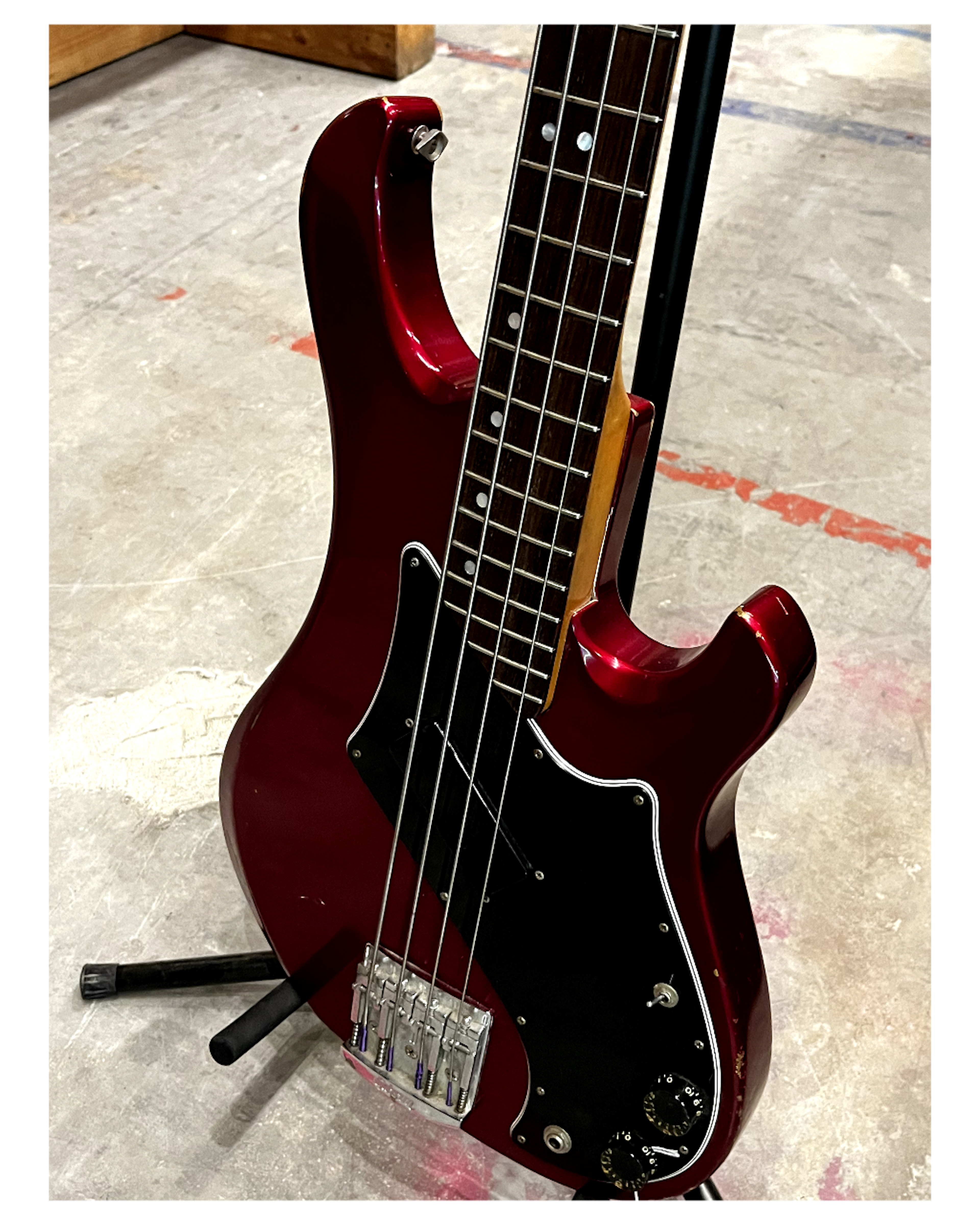 listings/177/images/1752263135755-1981-Gibson-Victory-Bass-002.png