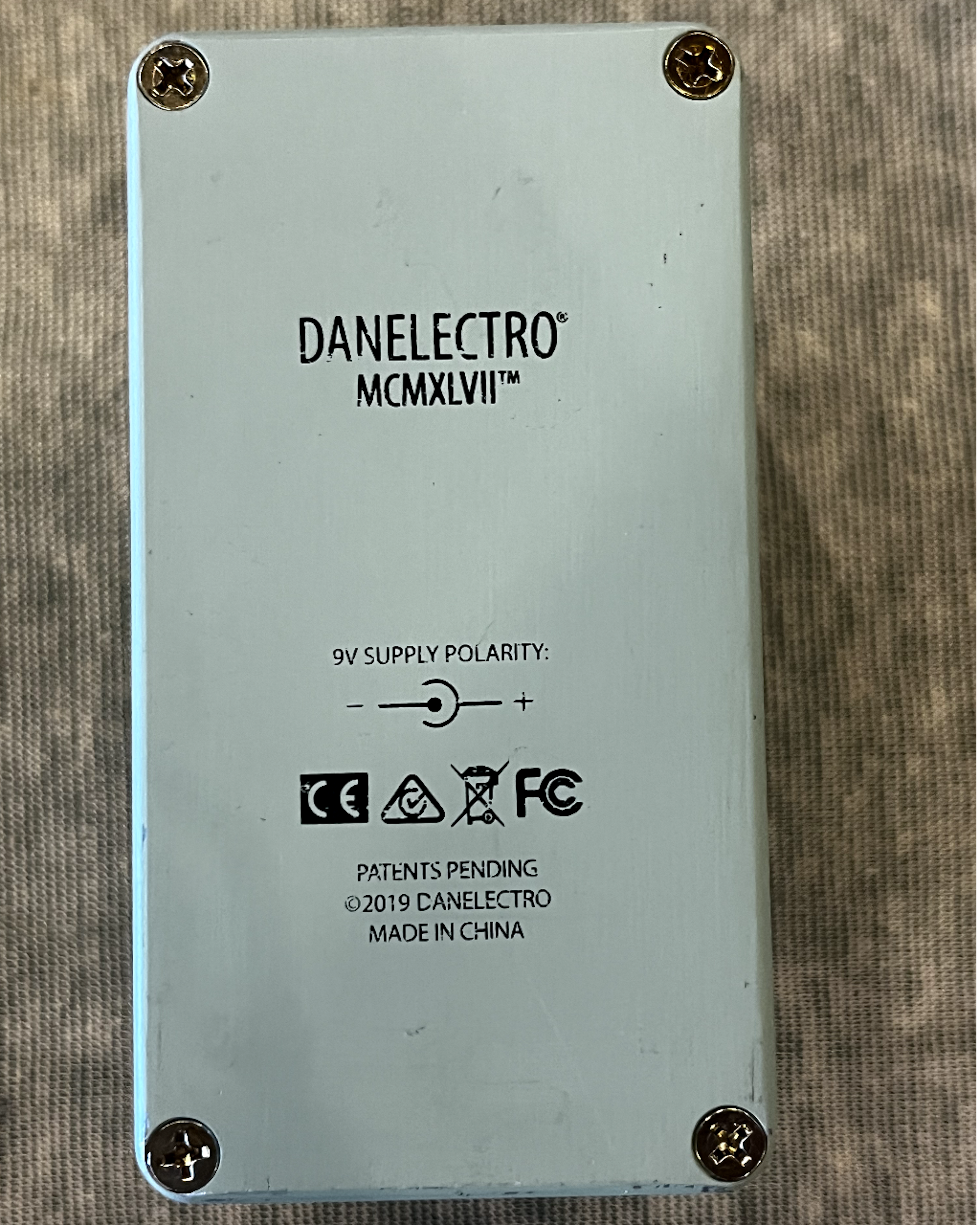 listings/310/images/1752698987456-Danelectro-Roebuck-wbox-3.png