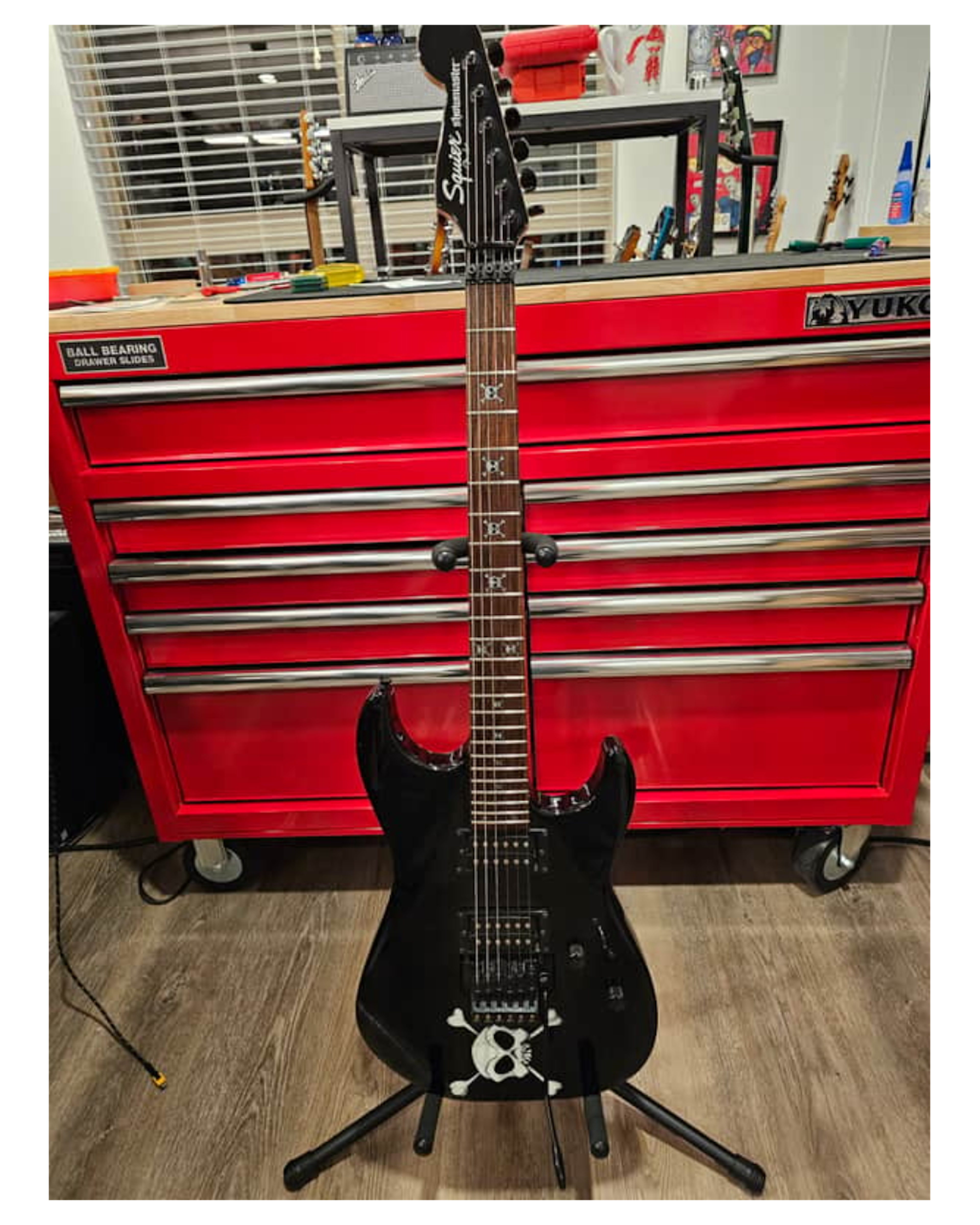 Squier Showmaster HH Skull & Crossbones