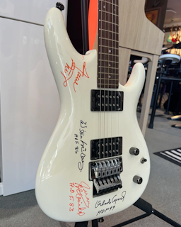 San Francisco Giants Autographed Collectible Joe Satriani Signature Model Electric Guitar (Pre-Owned) (Joe Satriani Private Collection)