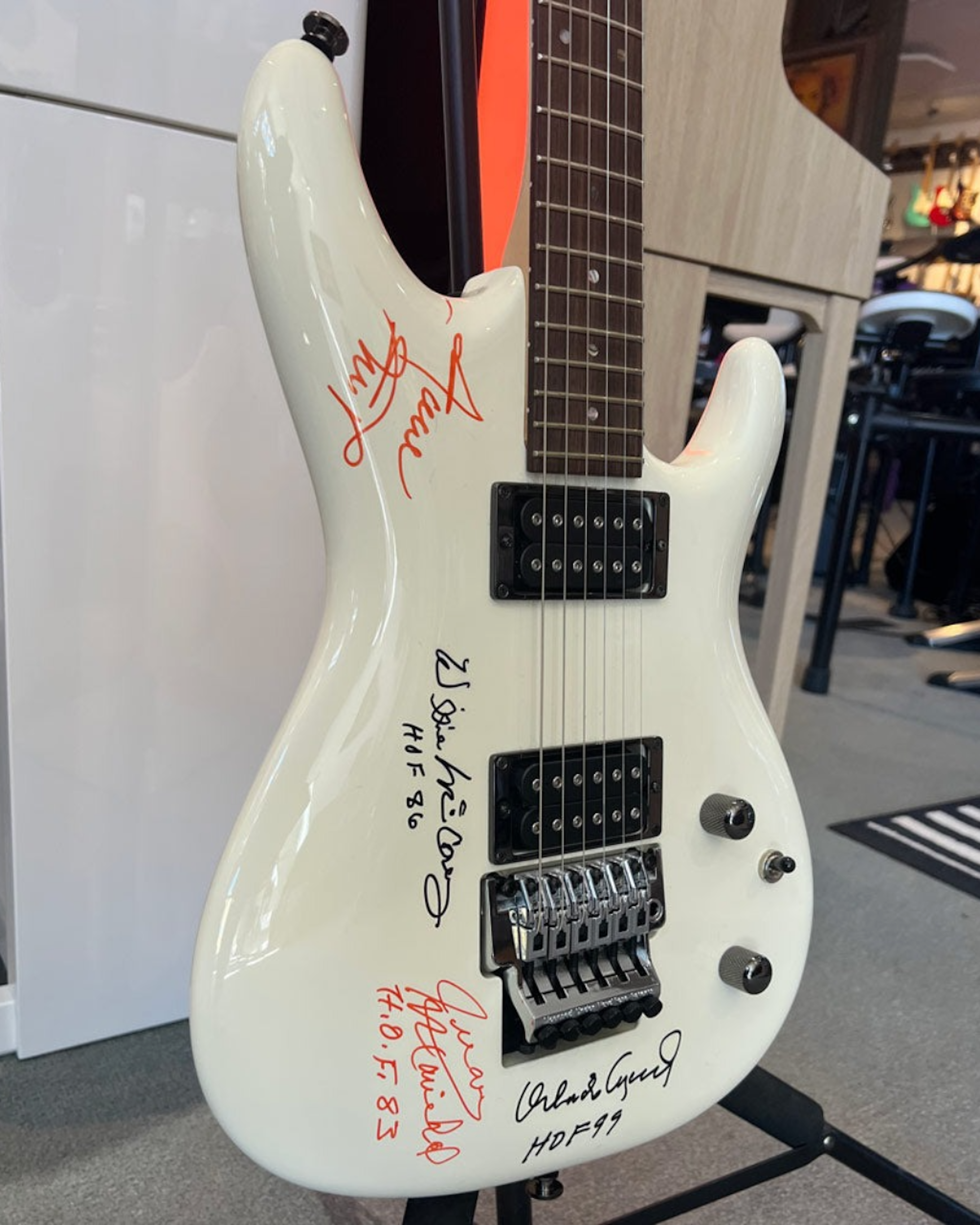 San Francisco Giants Autographed Collectible Joe Satriani Signature Model Electric Guitar (Pre-Owned) (Joe Satriani Private Collection)