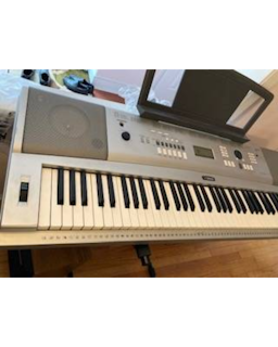 Yamaha DGX-220 Portable Grand Piano 76-Key Keyboard - $200 (for sale)